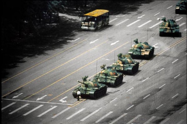 Un chinois se tien face à la colone de chars lors de l'insurrection de la place Tian'anmen en 1989