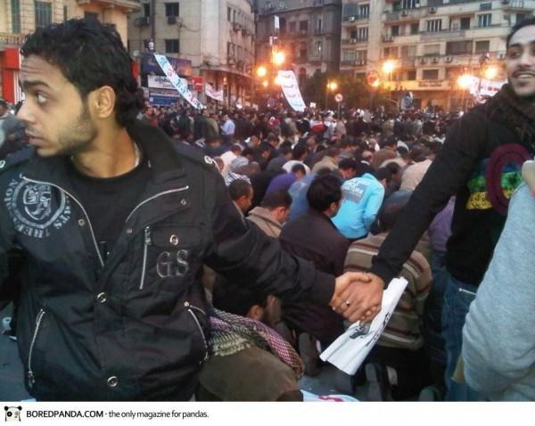2011, au Caire, des chrétiens forment une ronde pour protéger les musulmans dans leurs prières
