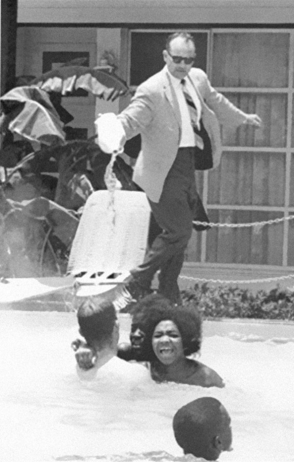 1964 : Un directeur qui jette de l'acide dans sa piscine car des personnes de couleur y nagent.