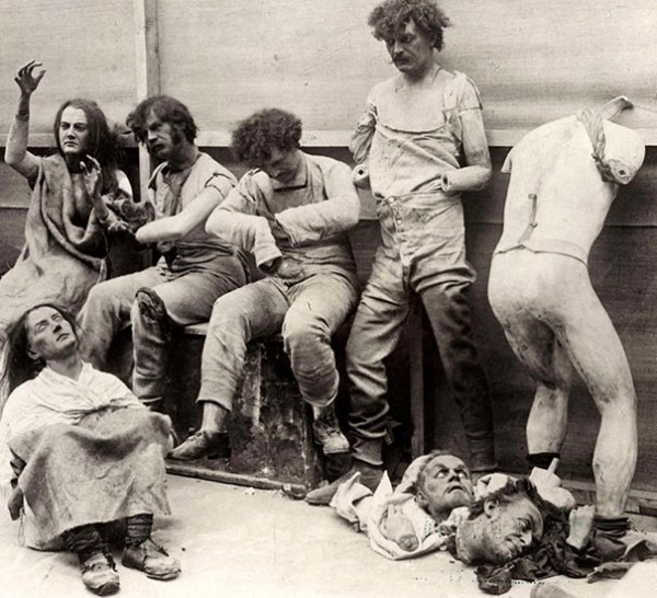 1930 : Les mannequins fondus du musée Madame Tussaud à Londres suite à un incendie