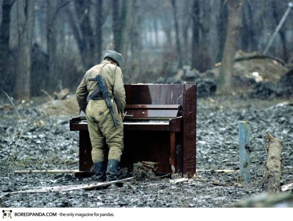 1944, Un soldat russe joue sur un piano abandonné