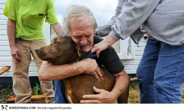 2012, Greg Cook retrouve son chien sous les décombre de sa maison apres une tornade