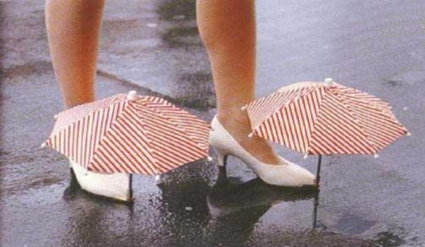 Les mini-parapluies qui se posent sur les chaussures