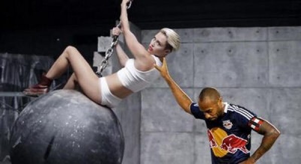 Thierry Henry pousse Miley Cyrus dans son clip 