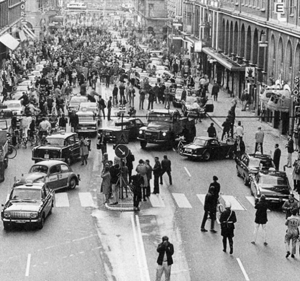 1967 : Changement de côté de la route pour conduire en Suède (gauche vers droite)