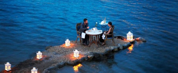 Sur cette minuscule péninsule pour un diner romantique en Grèce