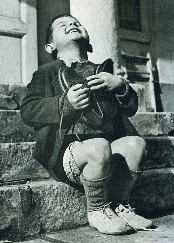 Seconde guerre mondiale : Un petit Autrichien reçoit de nouvelles chaussures