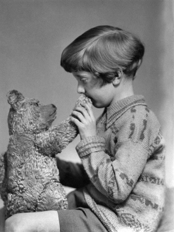 1927 : Le vrai Winnie l'ourson et Christopher Robin.