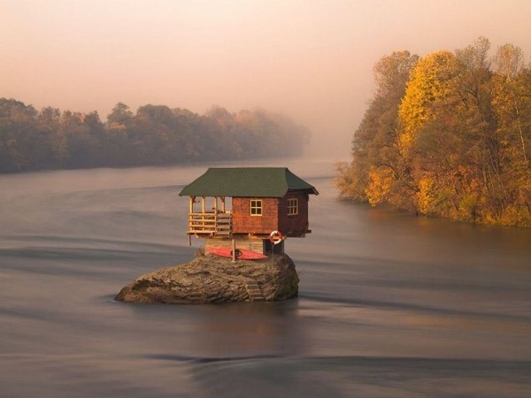 Une maison posée en équilibre sur un rocher en Serbie