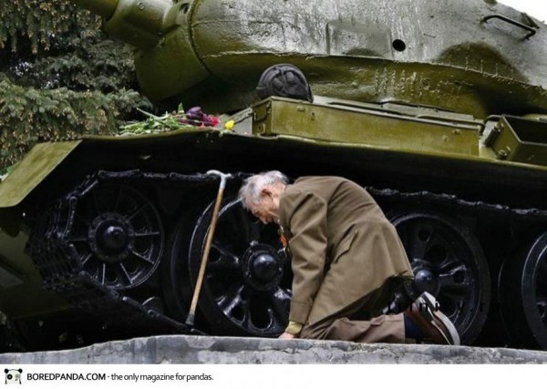 Un vétéran Russe qui retrouve le char dans lequel il à servis durant la guerre