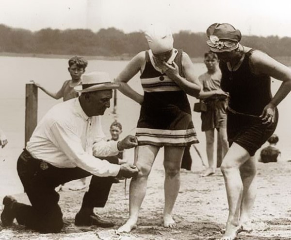 1920 : Mesure des longueurs de maillots pour les amendes
