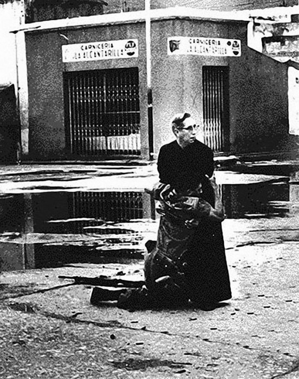 En 1962 au Venezuela, Le prêtre Luis Maria Padilla tente de venir a un soldat blessé qui fin (...)