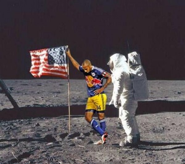 Thierry Henry, premier homme sur la lune, sans forcer..