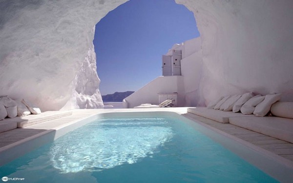 Dans cette piscine troglodyte à Santorin (île grecque)