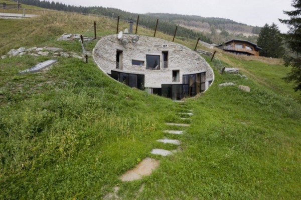 Une maison de Hobbit moderne en Suisse