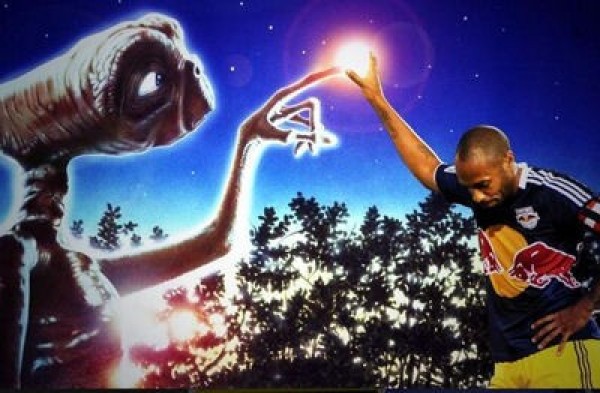 Thierry Henry ramène enfin E.T. chez lui.. Sympa !