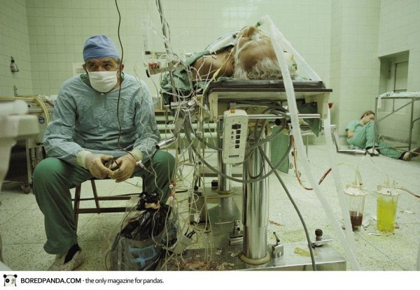 Un chirugien après une opération à coeur ouvert de 23H