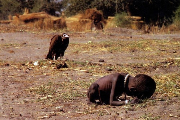Un charognard surveille une petite fille soufrant de la famine, le photographe ayant reçu le  (...)