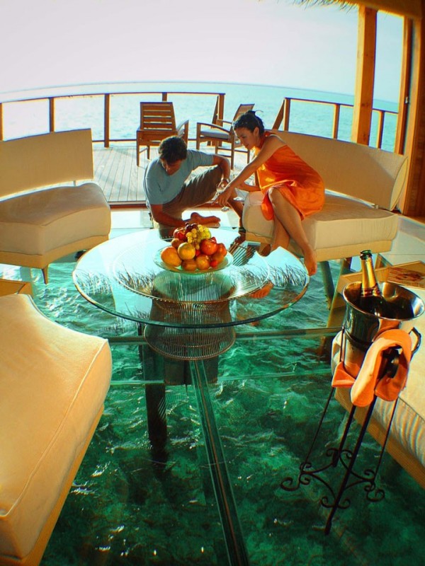 Dans ce bungalow au milieu de l’océan avec son parterre de verre aux Maldives