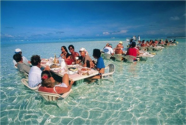 A une table de ce restaurant aquatique à Bora Bora