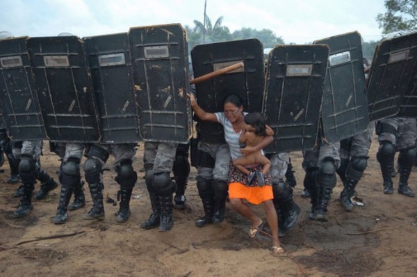 2009, un peuple se fait chasser de ses terres au brésil, cette femme essaye de résister