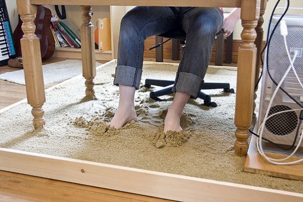 Le sable sous le bureau