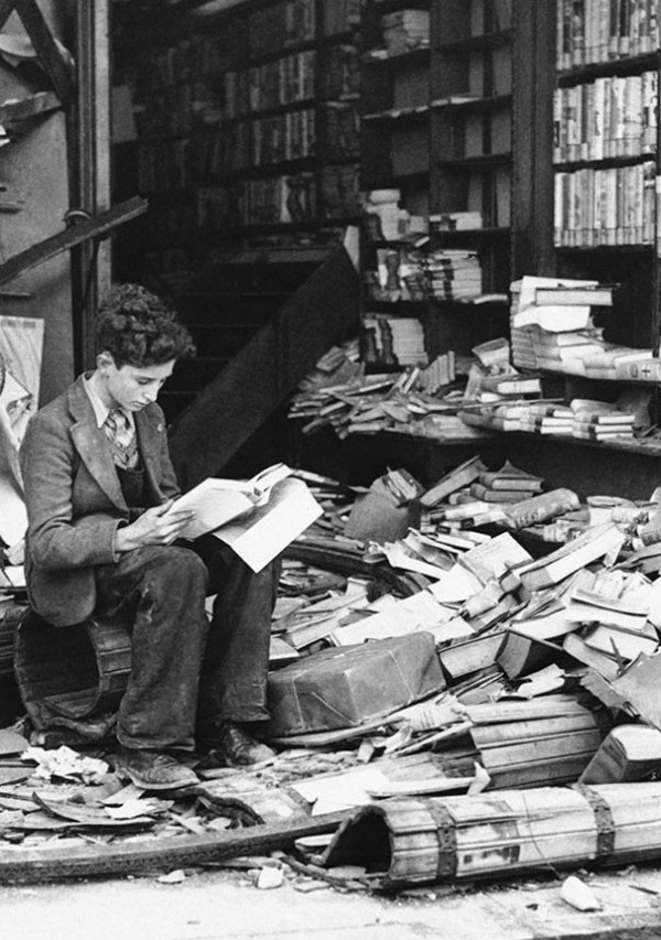 1940 : Une librairie de Londres détruite par un raid aérien