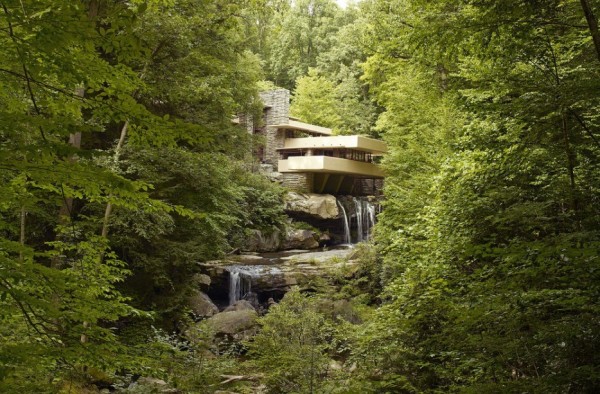 Une maison au dessus d’une cascade en Pennsylvanie