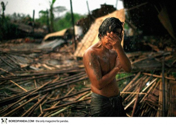 Mai 2008, un jeune Birman dévasté apres que l'ouragan Nargis ai dévasté tout son village