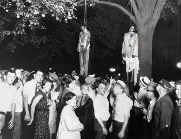 1930, deux jeunes noirs sont pendus, accusés d'avoir violés une jeune blanche