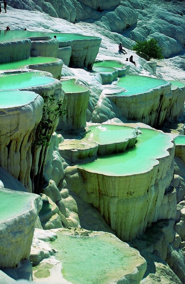 Dans une piscine naturelle à même la roche à Pamukke en Turquie