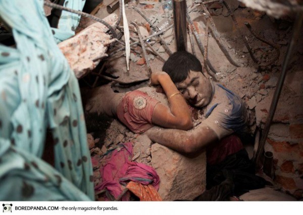 Deux victimes de l'effondrement d'une usine de textile au Bangladesh