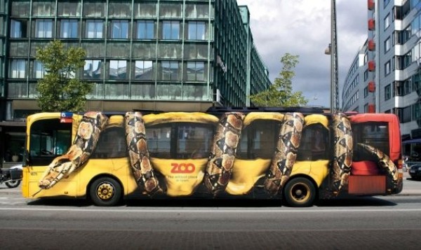 Serpent serrant un bus