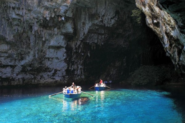Dans une barque à l’intérieur d’une grotte à Céphalonie en Grèce