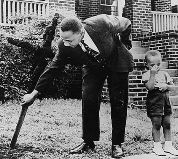 1960 : Martin Luther King avec son fils retirant une croix brûlée de son jardin