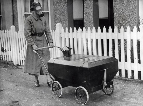1938 : Une poussette résistante aux attaques de gaz en Angleterre