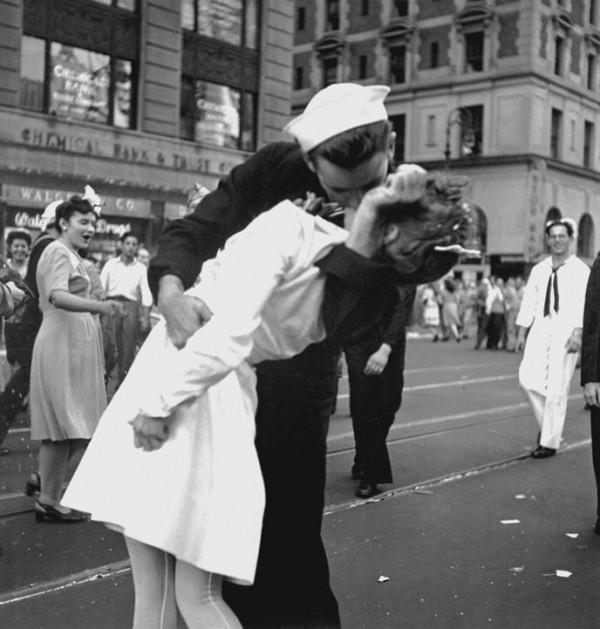 Polémique autour de cette photo le lendemain de la seconde guerre mondial à Time Square, Vra (...)