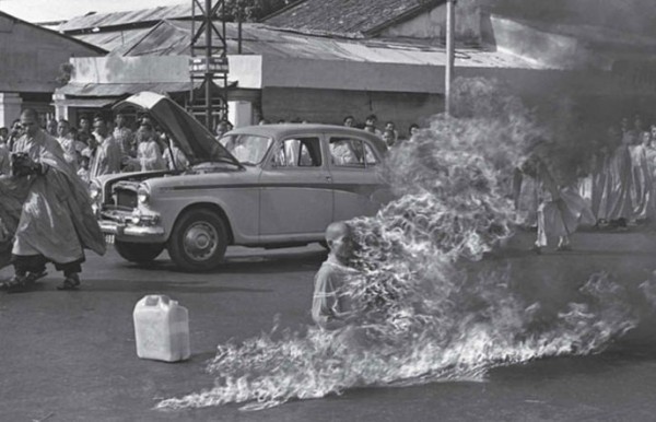 1963, un moine vietnamien s'immole pour luter contre les actes anti-bouddhistes