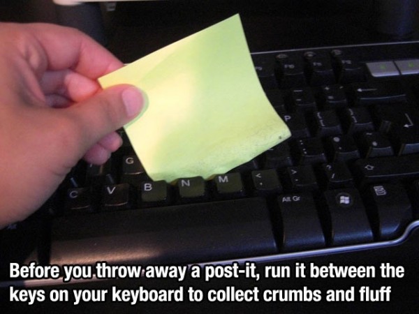 Récupérer les poussières dans son clavier avec un post-it
