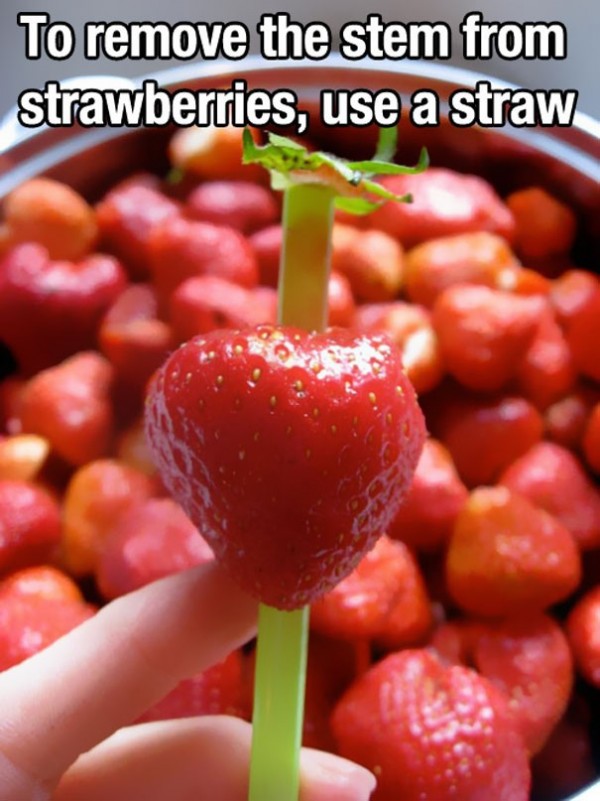 Utiliser une paille pour retirer la queue des fraises