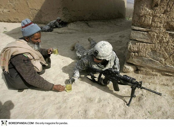 Un afghan apporte le thé aux soldats
