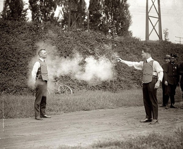1923 : Test sur des humains de gilets pare-balles.