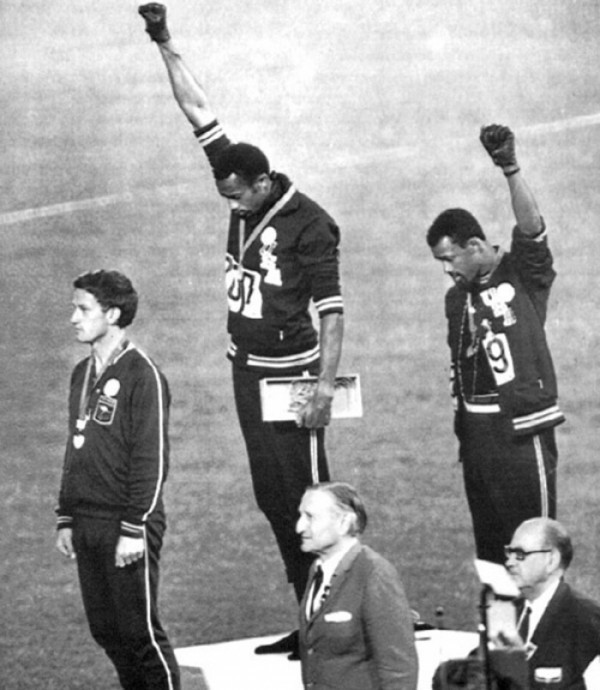 Lors des JO de 1968, les deux athlète Tommy Smith et John Carlos lèvent le poing en signe de (...)
