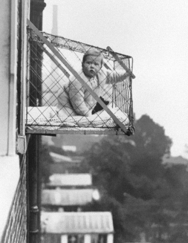 1937 : Une cage pour enfant afin de leur donner assez de soleil et d'air frais