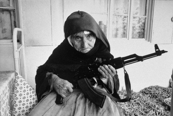 1990 : Une Arménienne de 106 ans garde sa maison